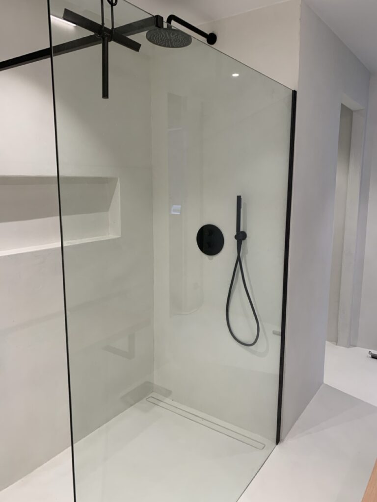 strak modern interieur met inloopdouche glaswand zwart sanitair binnenhuisarchitect interieurvormgever Lammertyn